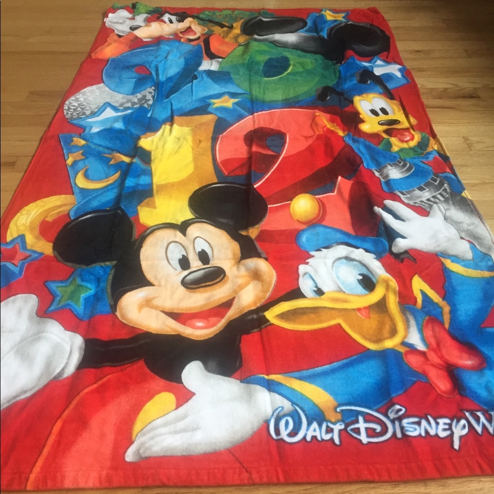 NWOT Mickey Mouse & Friends beach towel 🏖